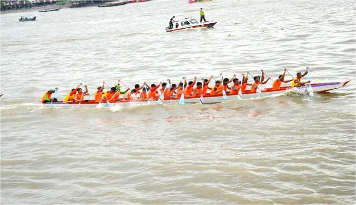 Bidar Traditional Boat Race 9 The Tradional Bidar Competition is a yearly event that s usually held to commemorate the Independence Day of Indonesia in August 17th.