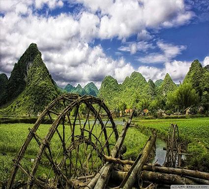 This 11 day Vietnam Signature Tour is an opportunity to delve deep into Vietnam s history, culture, cuisine and natural world with visits to its top sights and hidden gems.