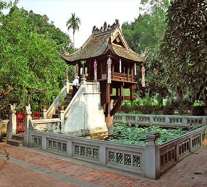 Hoa Lu. Par cularly impressive is the former palace and citadel of the emperor Tien Hoang De, which was reconstructed in the 17 th century.