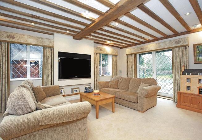 HIGH TREES BRAY, BERKSHIRE Beautiful cottage home in Bray Ground floor: Entrance hall Dining room Cinema room