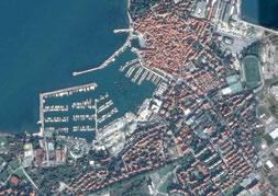 Investment land plot Argolina LOCATION: Dantejeva ulica, Izola, Slovenia PURPOSE: Tourism In the heart of a pleasant Mediterranean town The land plot is nestled between the residential district of