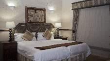 The lodge offers en-suite double or twin rooms Total number of rooms: 26 ( 2 rooms wheelchair friendly) Distance to Bush Lodge: 2 min drive Distance to Stable Lodge: 6 min drive Stables Lodge: The