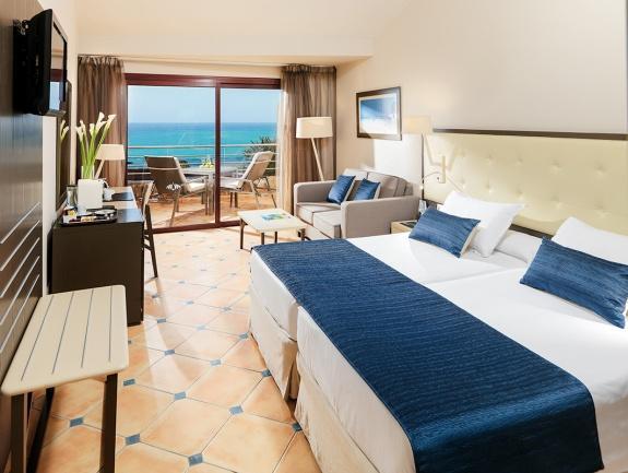 Fully-equipped bathroom with hairdryer and magnifying mirror Double Rooms: comfortable 40.50 m² rooms with a terrace overlooking the gardens or the sea ($). They feature two 1.05 x 2 m twin beds.