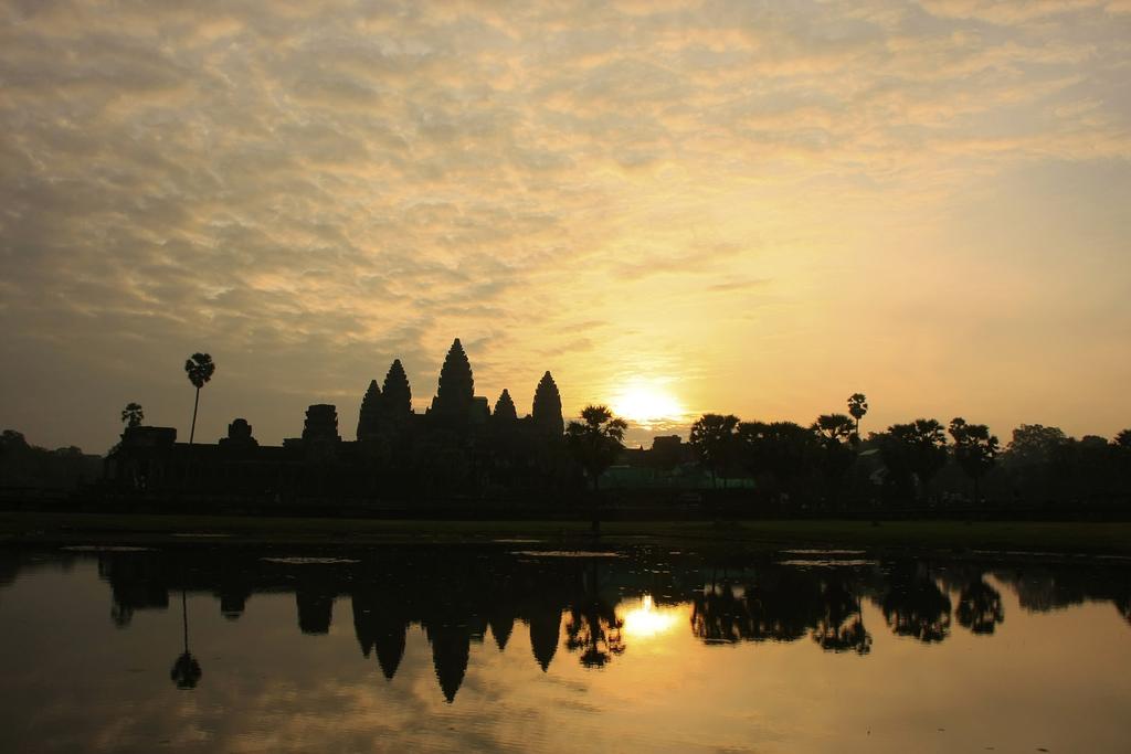 EXTEND YOUR TRIP D I S C O V E R M A G N I F I C E N T ANGKOR WAT A d d 3 n i g h t s f r o m 3 9 5 p p A short extension to Siem Reap in Cambodia makes the perfect add on to this Red River Cruise