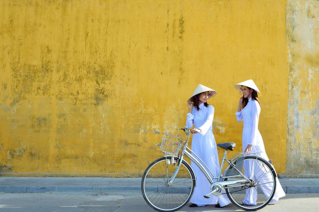 EXTEND YOUR TRIP H E R I T A G E & B E A C H HOI AN A d d 3 n i g h t s f r o m 2 5 5 p p Many travellers' favourite town in Vietnam, Hoi An town is just ten minutes from a quiet stretch of beach.