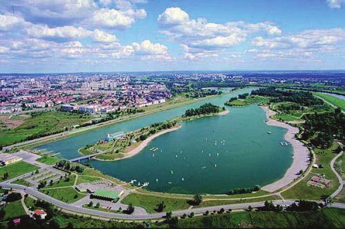It is part of the Zagreb famous complex of parks known as a Green horseshoe. It covers the area of 5 hectares and is home to more than 10 000 plants species from all over the world. 4.