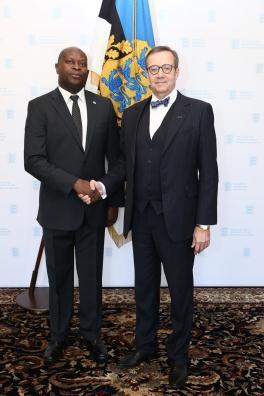 Page 4 of 15 Presentation of credentials to president of Estonia Amb. Nthekela and His Excellency Toomas Ilves Mr. Toomas Hendrik Ilves, President of the Republic of Estonia accepted H.E Mr.