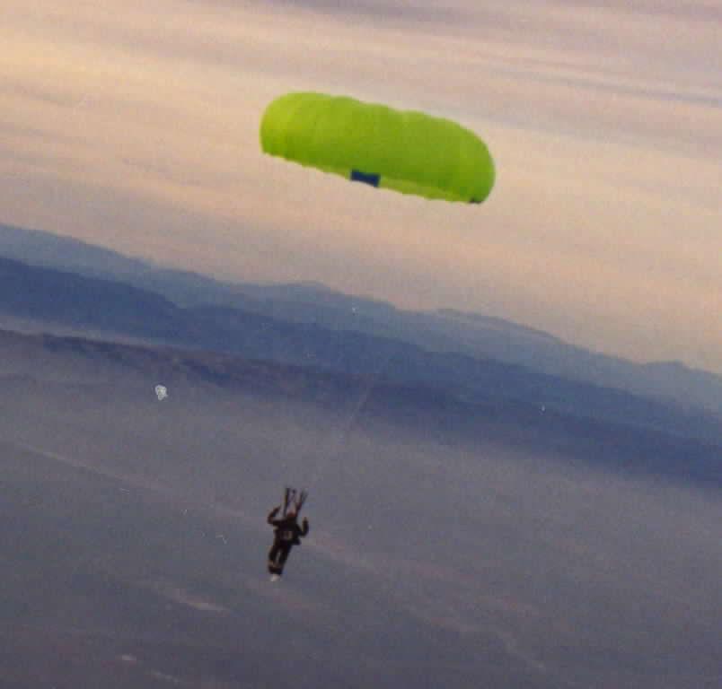 Quantum Series Paraglider Parachute Manual High Energy Sports Inc. 1081 Shepard Unit A Anaheim, CA 92806 Phone: (714) 632-3323 FAX: (714) 632-6622 www.highenergysports.com rev.