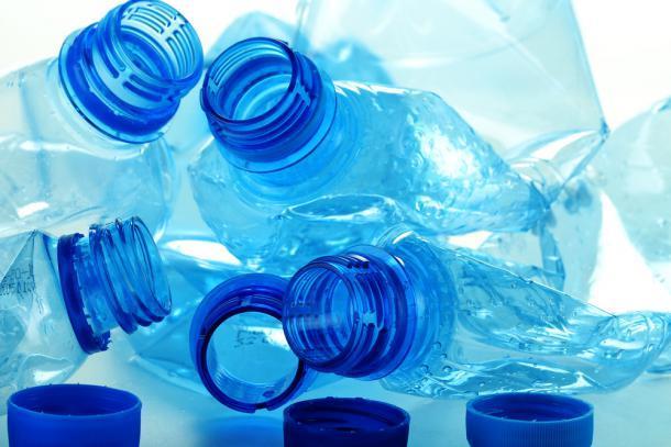 3.2.2 Plastična embalaža Pojem plastika zajema specifično skupino sintetičnih polimernih materialov, tj. materialov na osnovi polimerov.