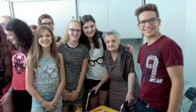 Naš kraj junij 218 Iz vrtca in šole 25»Bab'ca v Podpeški jami«dobila zlato priznanje Na OŠ Dobrepolje delujejo tri otroške folklorne skupine: najmlajša, mlajša in starejša.