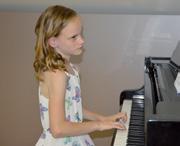 Dvojčici Ana in Eva Žnidaršič sta se izkazali z igranjem klavirja, Eva pa je odpela še pesmi Tam nekje je zlata roža in Matičkov rojstni dan.