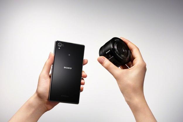 3.2. UPORABA TEHNOLOGIJE NFC V PRAKSI 31 Slika 3.4: Podjetje Sony je razvilo zunanji objektiv, ki se s pomočjo tehnologije NFC poveže z mobilnim telefonom.