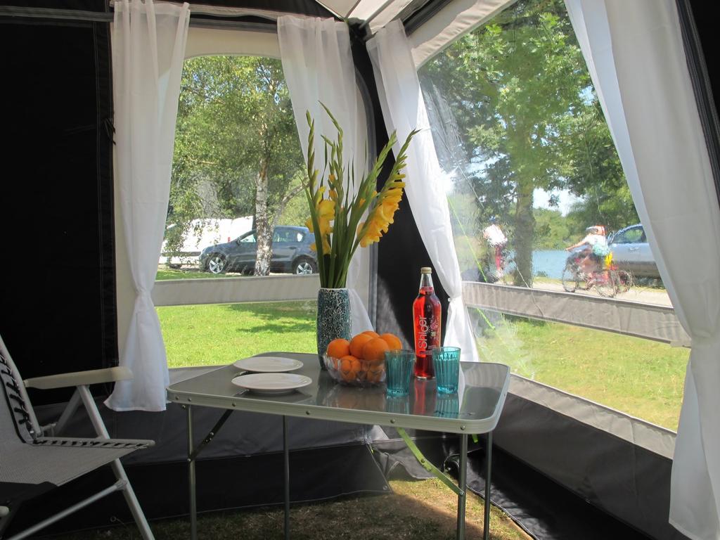 SET UP To protect your awning from dirt and damage, it may be beneficial to lay a groundsheet or awning carpet down before unpacking.