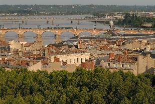 and culture. Ranked 6 th French city for business tourism in 2014, 1 the capital of Gironde hosts nearly 100 conventions each year and over 400 trade events.