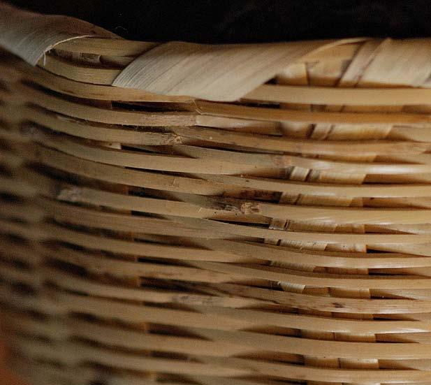 The rim gives durability and strength to the basket, and is made with Orillas, very similar material to