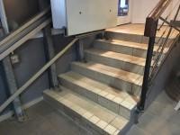 There is a/are handrail(s) at the step(s). The handrail(s) is/are on the right going up. Handrails are at the recommended height (90cm-100cm).