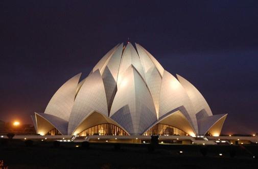 famous Swaminarayan temple in Delhi, as it is also known. Lotus Temple Overnight at the hotel Lotus Temple is one of the remarkable architectures of Bahai faith. It is located at Kalkaji in New Delhi.