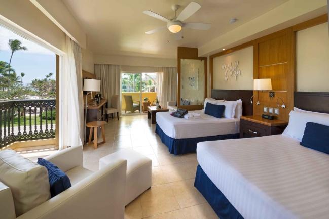 mirror - Room service from 11 am to 11 pm Junior Suites: spacious and comfortable rooms with capacity of up to 5 people (maximum 4 adults).