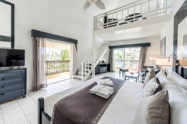 PRIVILEGE HONEYMOON SUITE Privilege Honeymoon Suites: completely renovated spacious duplex with a bedroom area, living room and a private terrace overlooking the pool or the sea ($).