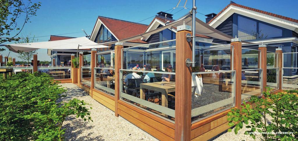 Cafés & restaurants Café au Lä height adjustable windscreen has been specially designed for cafés and restaurants to offer their customers the comfort of a terrace, sheltered from cold winds and