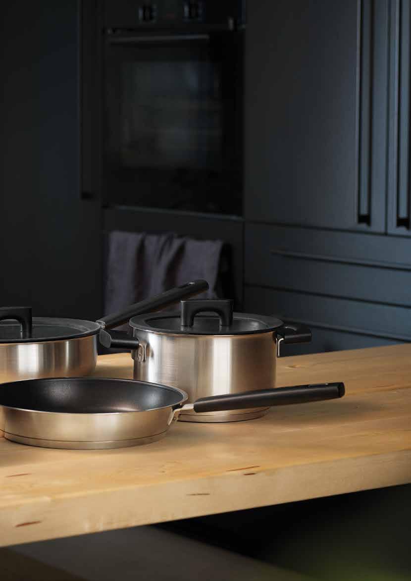Hard Face product family is now extended with stainless steel products. Uncoated stainless steel casseroles with built-in pouring functions and bakelite handles that stay cool.