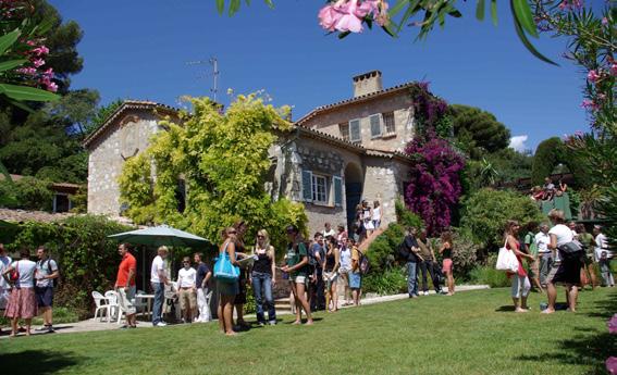 3 "LE CHÂTEAU" SCHOOL CAMPUS HORTICOLE Student might book additional courses for a supplement fee: COURSE Additional lessons per week Timetable Maximum class size Minimum entry level Session dates