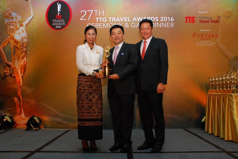 Mr. Michael Goh, Senior Vice President - Sales, Star Cruises (centre) receiving the TTG Travel Awards Travel Hall of Fame Inductee Award from Mrs.