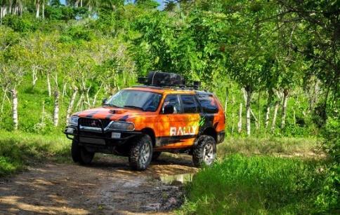 Jungle Rally: Buckle up and enjoy personalized VIP tour of the countryside in air-conditioned 4x4 Jeeps fitted with off-road suspension and fully-stocked bar.
