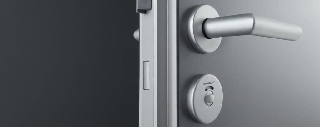 PRIMO Kn Standard door hardware L-handles are available in anodised aluminium or in a stainless steel, matt or satin-finish.