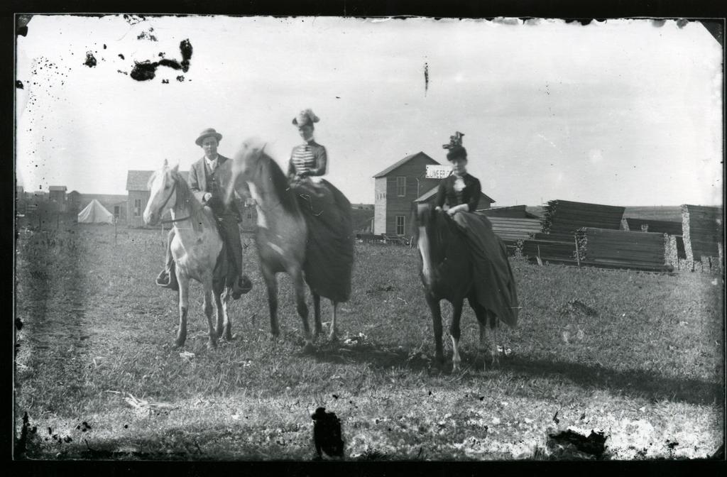 Primary Source: Preparing for the Land Run The photo above is from April 19, 1889. It shows three people who are ready to make the first land run in Oklahoma. 1. Name three things that stand out to you in the photograph.