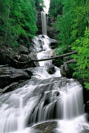 The area boasts more than 150 waterfalls, three major freshwater lakes, The Chattooga National