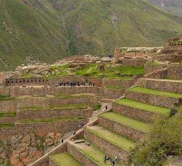 Visit the Koricancha: a famous temple dedicated to the sun, with walls of polished stone that are considered the best works of Inca art; it is one of the most fascinating sites of Cusco.