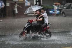 15 Tips For Riding A Motorcycle In The Rain April 8, 2013 by madmoto In all the years that I have been riding a motorcycle, I can honestly not remember one biker who loves riding in the rain.