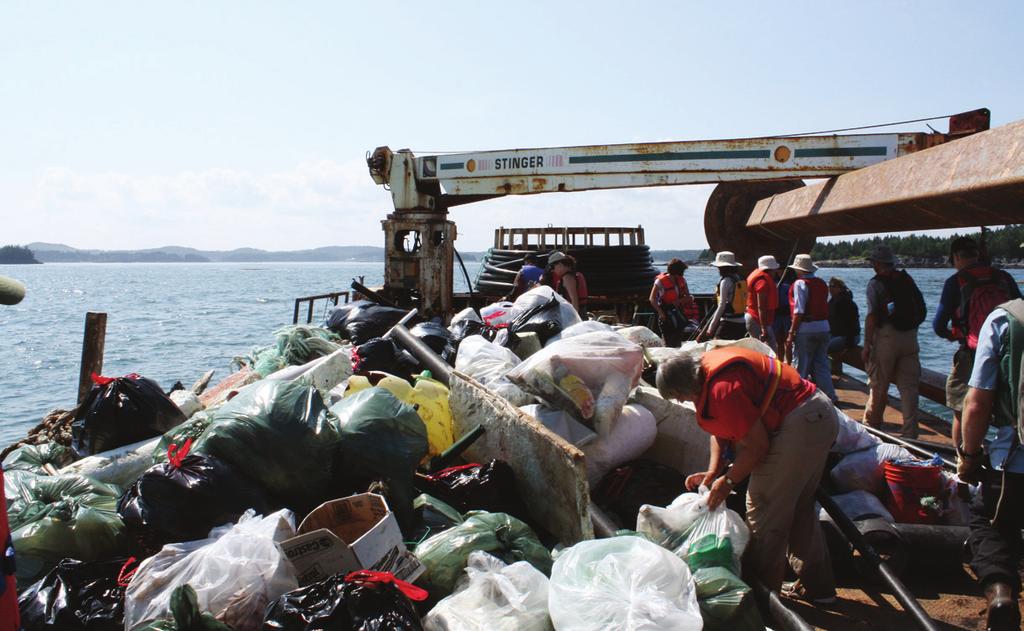 Picking up garbage, one island at a time Volunteers returned to the mainland at the end of the day, along with 1450 kg of garbage.