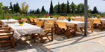 Rekreaciju u hotelu Miramare garantuju dva bazena sa slatkom vodom, tereni za tenis i košarku i fitnes sala sa saunom.