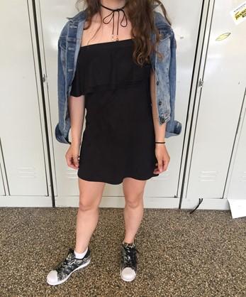 Zo života školy Módna polícia Študentka zvolila letné čierne šaty s odhalenými ramenami, ktoré si zakryla klasickou džínsovou bundou pre prípad chladnejšieho počasia.