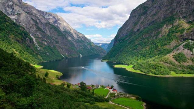 Your 5½ hr express boat voyage from Bergen to Flåm will take a scenic route along the coast, then into the Sognefjord, Norway s longest with 210 kms length!