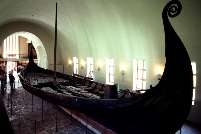 Many of these are on the Bygdøy peninsula, including the Norwegian Maritime Museum, the Viking Ships (ships from the 10th century), Fram or Ra II and the Norsk Folkemuseum, with artifacts from Sami