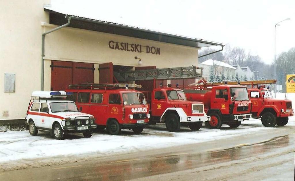 Slika 30: Gasilska vozila pred starim gasilskim domom 95 Leto 1998 je bilo za PGD zelo pomembno in delovno.