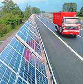 Zato ne preseneča, da je fotovoltaika (PV) na protihrupnih ograjah ob prometnih poteh v Evropi prisotna že 18 let in v tem času je bil dosežen napredek pri sončnih modulih in pri gradnji zvočnih