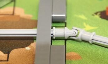 6: Pripevnite držiaky stredovej osky pomocou Dual Lock na určené miesto na hracej