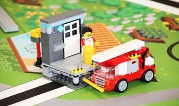 2 MISIA Oheň nech klesne dole tým, že hasičské auto zatlačí na žltú páčku na dome.