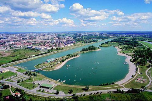 Botanički vrt jedna je od nezaobilaznih turističkih atrakcija u Zagrebu, s više od 100.000 posjetitelja tijekom sezone. 6.1.4. Jarun Jarun je reakreacijski sportski centar na istoimenom jezeru.