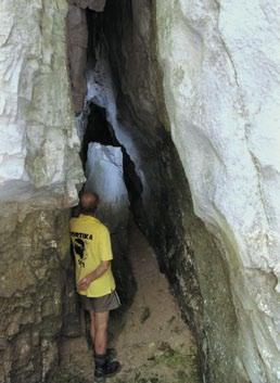 Vyššie nad údolím, na južnom svahu medzi Temnicou a Obrovským vodopádom, je Muchova jaskyňa. Názov ma podľa strážcu v NP Vlada Muchu, ktorý ju prvý opísal.