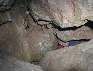 V tejto spleti sme prievan, zreteľne vanúci vo vstupných častiach jaskyne, načisto stratili. Nepomohli ani detailné skúšky za pomoci dymových tyčiniek.