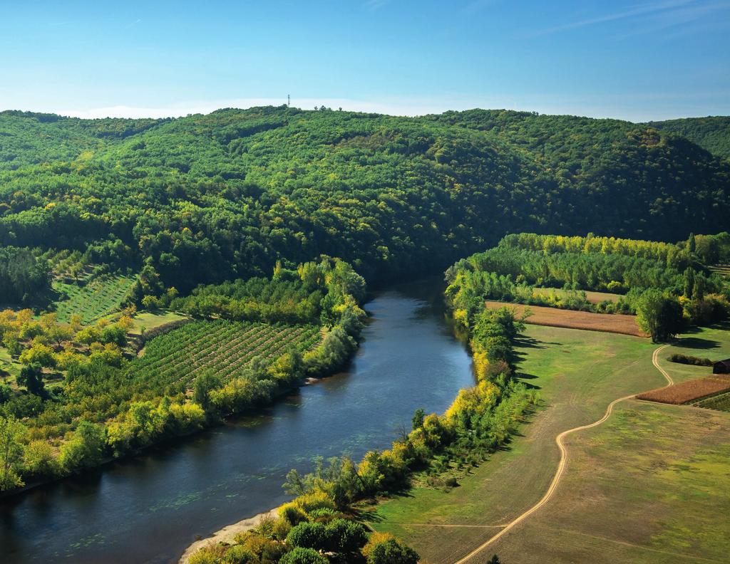 The Dordogne Valley The Dordogne River gently winds its way through South-West France, where many of the country s most attractive villages and castles line its banks.