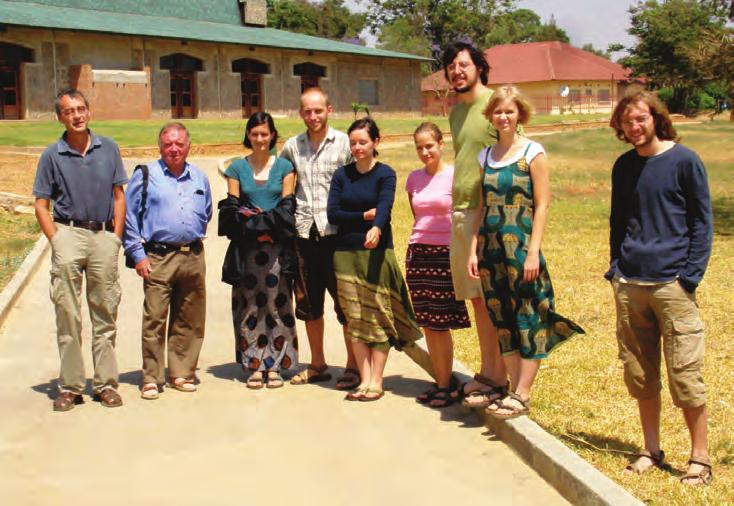 medicinsko-zdravniški ekipi in Jon sicer filozof v funkciji lekarnarja in splošnega medicinskega asistenta. Verstva v Malaviju Nastanili smo se v katoliškem misijonu.