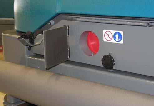 RAD DODATNA OPREMA CRIJEVO USISIVAČA (DODATNA OPREMA) Crijevo usisivača omogućava rukovatelju da pokupi otpad koji se nalazi izvan dosega puta metenja stroja.