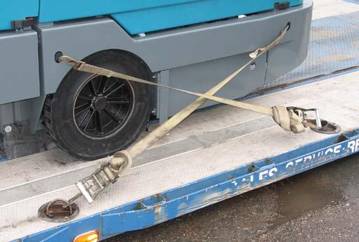 NAPOMENA: Može biti potrebno montirati držače na tlo prikolice ili kamiona. 8.