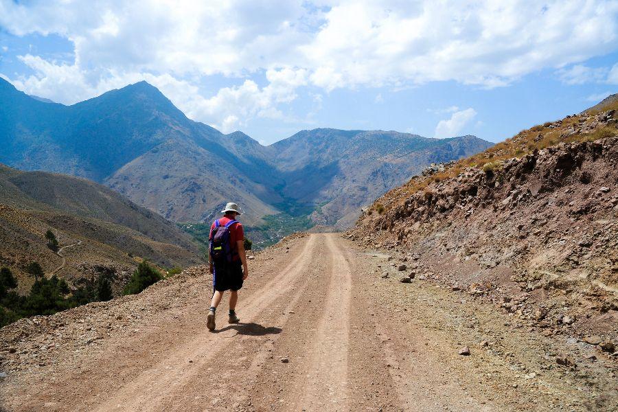 Stop in the village of Tassa Wirgane (1200m) where we meet our team of muleteers and cook. The trek begins through oak forest to Azerfssane village (1400m).